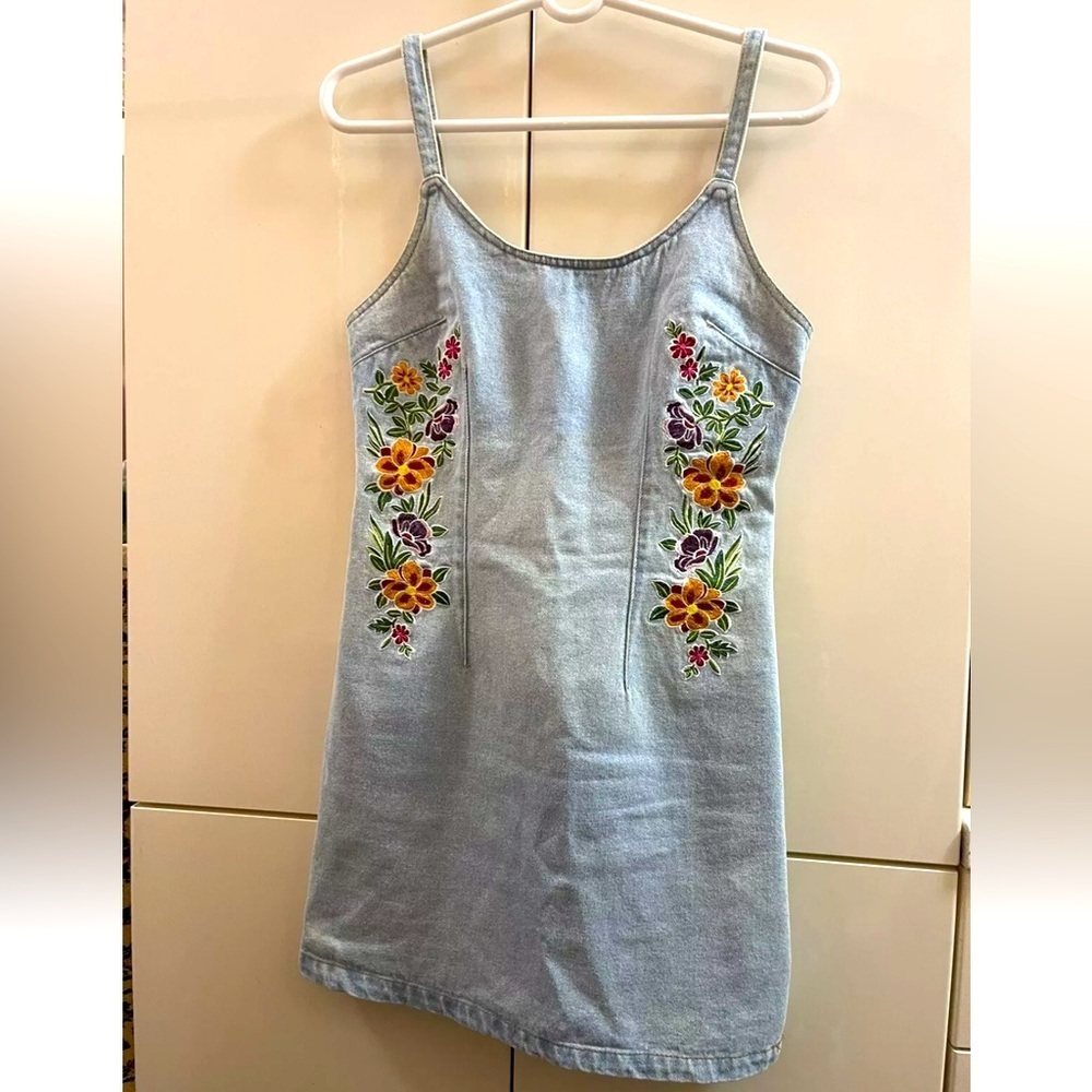 Forever 21 Women's Blue Denim Floral Embroidered Sleeveless Sheath Dress Size S